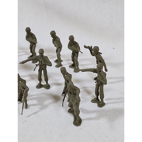 Vintage Lot Of 19 Military Plastic Toy Figures - Picture 6 of 10
